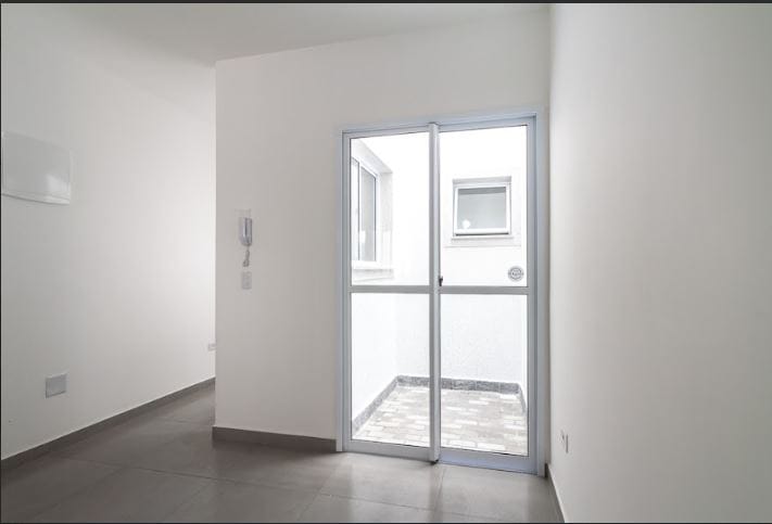 APARTAMENTO NA VILA GUILHERME - PRONTO PARA MORAR! 269.000,00 41,22M² 2 QUINTAIS COM SAÍDA PARA AGUA , PODE LAVAR. 1 DORMITÓRIO COM PORTA 2,00MX1,20M PERSIANA INTEGRADA Banheiro com box de vidro e ventilação natural! Esse imóel é para quem não quer ter gasto com condomínio ,não faz questão de lazer. Visitas só chamar. 11 99415-8949
